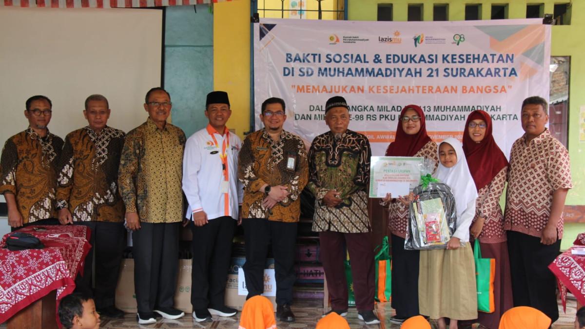 Pembagian bingkisan kepada 25 warga bina lingkung sekitar rumah sakit