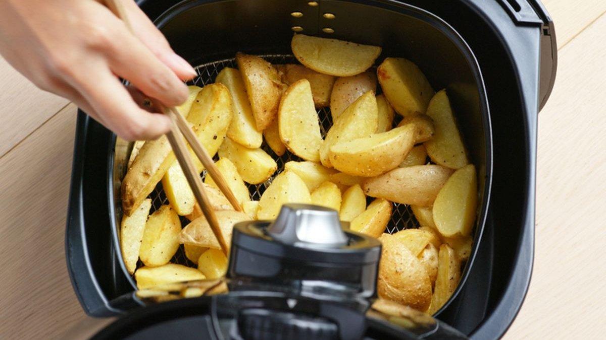 ilustrasi memasak menggunakan air fryer