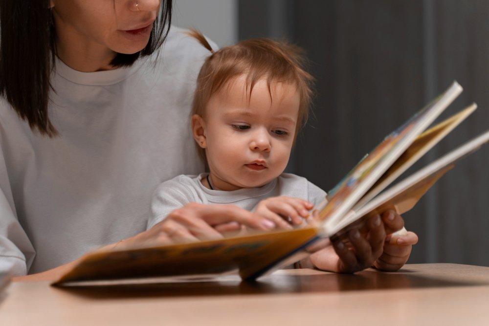 anak belajar membaca buku