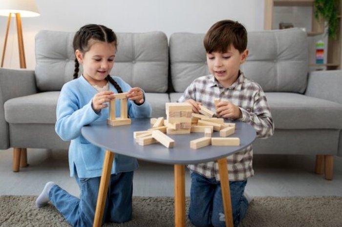 Ilustrasi anak bermain susun balok, olahraga ringan untuk meningkatkan kebugaran tubuhnya