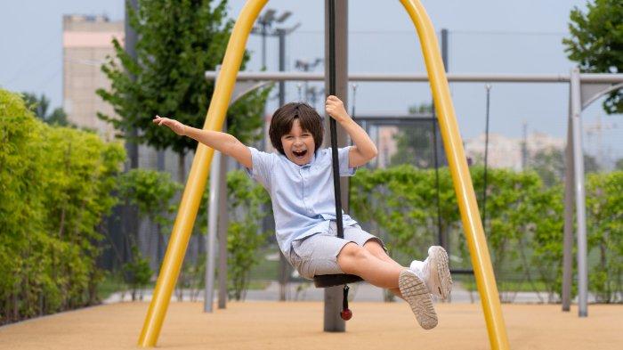 Ilustrasi bermain di luar ruangan, salah satu aktivitas untuk mengatasi bad mood pada anak