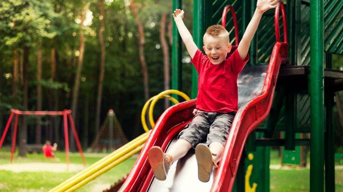 Ilustrasi anak bermain di playground, berikut ini manfaat bermain di playground untuk anak-anak