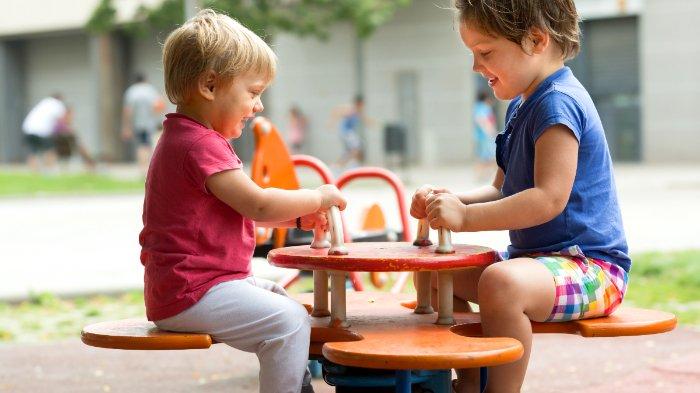 Ilustrasi anak bermain di playground, berikut ini manfaat bermain di playground untuk anak-anak