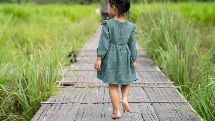 Ilustrasi anak jalan kaki untuk meningkatkan kebugaran tubuhnya