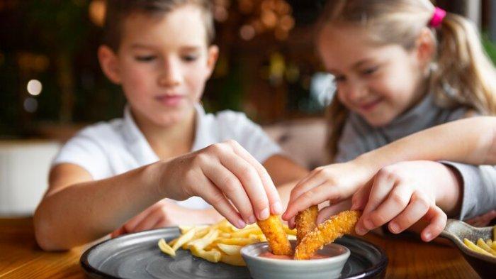 Ilustrasi anak yang kecanduan fast food, berikut cara mengatasinya