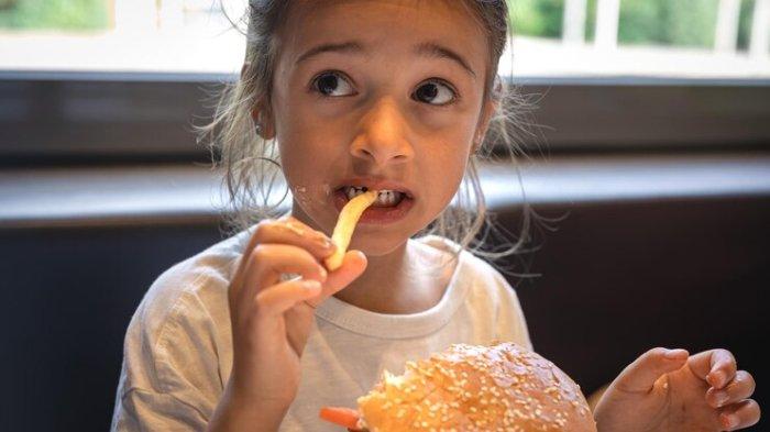 Ilustrasi anak yang kecanduan fast food, berikut cara mengatasinya