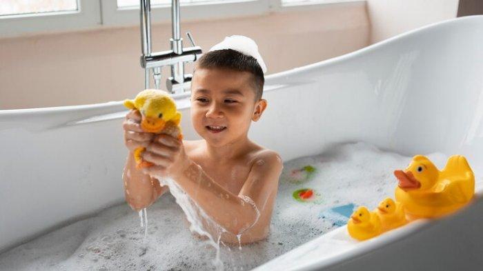 Ilustrasi menjaga kebersihan anak di musim pancaroba