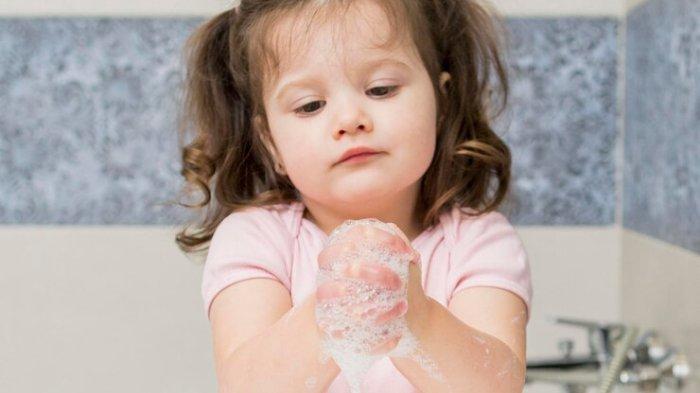 Ilustrasi membiasakan cuci tangan untuk menjaga kesehatan si kecil di musim pancaroba