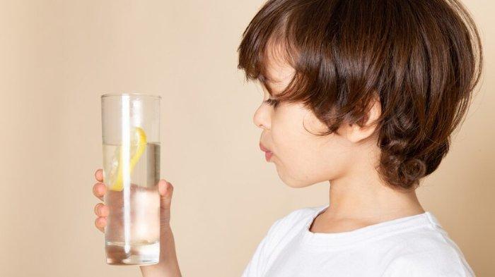 Ilustrasi anak minum air putih, berikut tips untuk atasi anak yang susah minum air putih