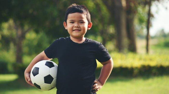 Ilustrasi mengajak anak olahraga untuk bantu menurunkan berat badan