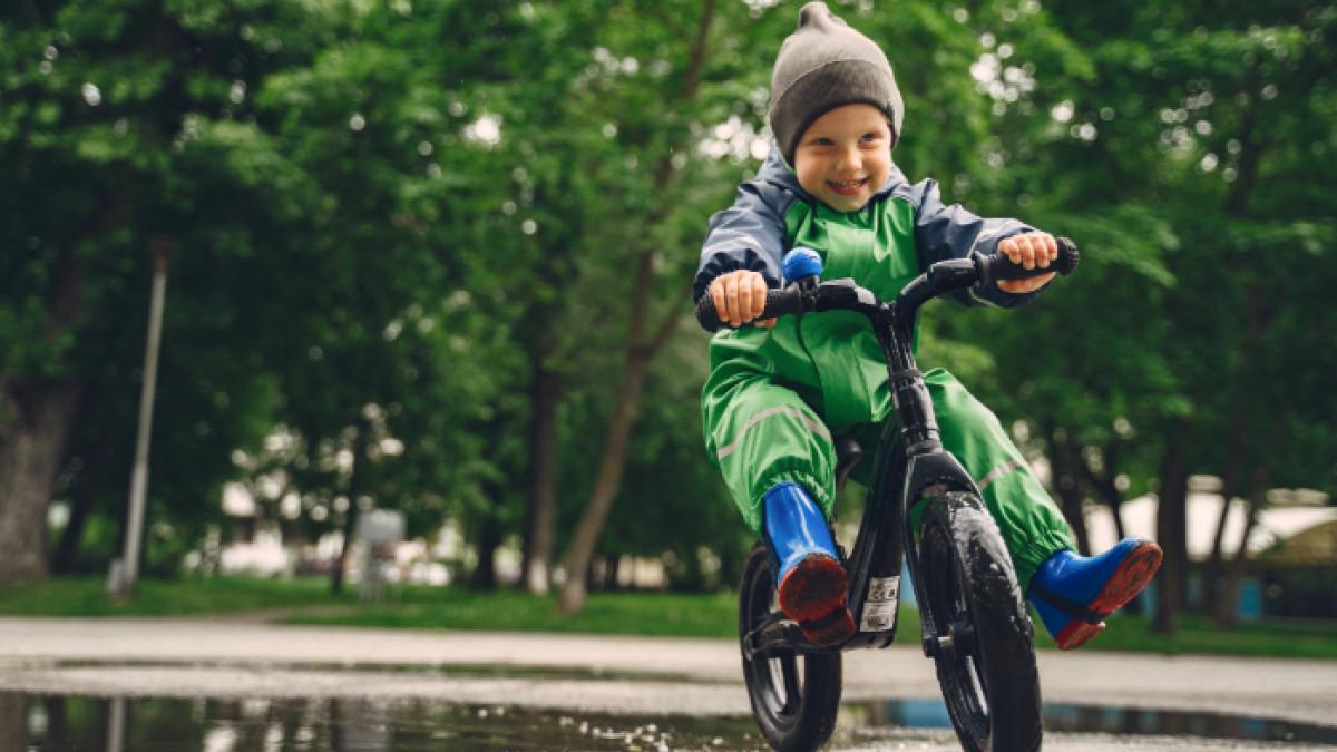 Ilustrasi anak menggunakan balance bike, berikut ini fakta mengenai balance bike yang bagus untuk mendukung tumbuh kembang anak