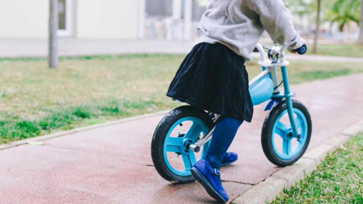 Ilustrasi anak menggunakan balance bike, berikut ini fakta mengenai balance bike yang bagus untuk mendukung tumbuh kembang anak