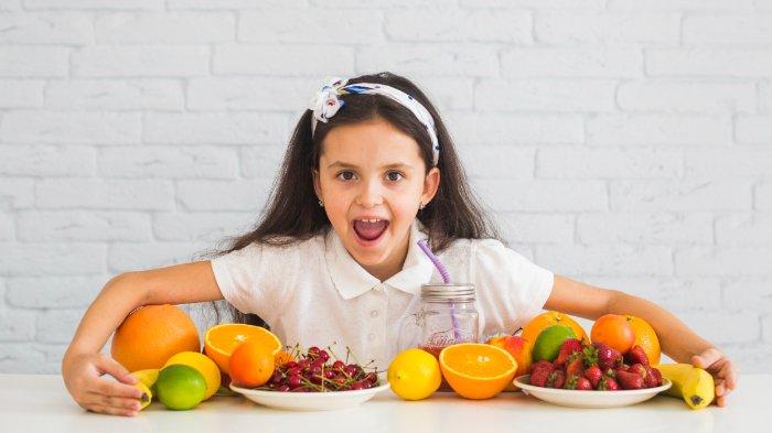 ilustrasi mengajarkan anak mengonsumsi pola makan sehat sejak dini, berikut tips nya