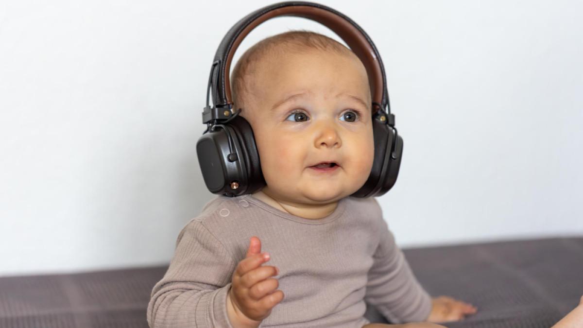 Ilustrasi bayi yang mendengarkan musik klasik