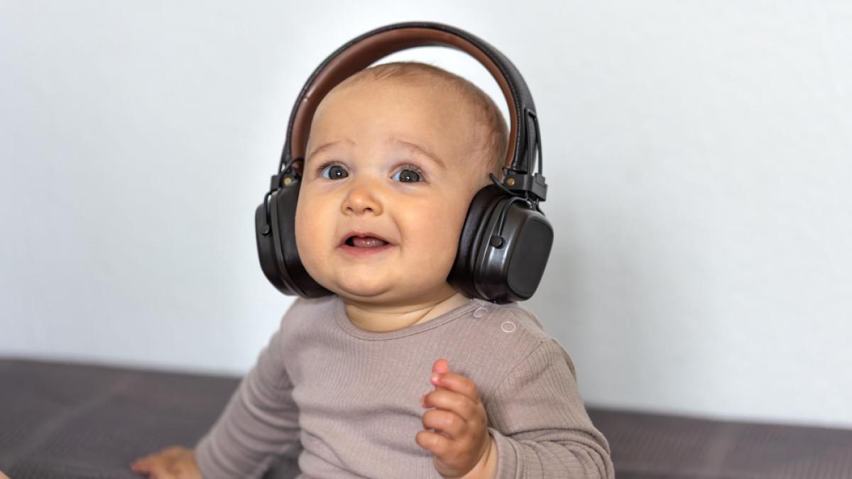 Ilustrasi bayi yang mendengarkan musik klasik