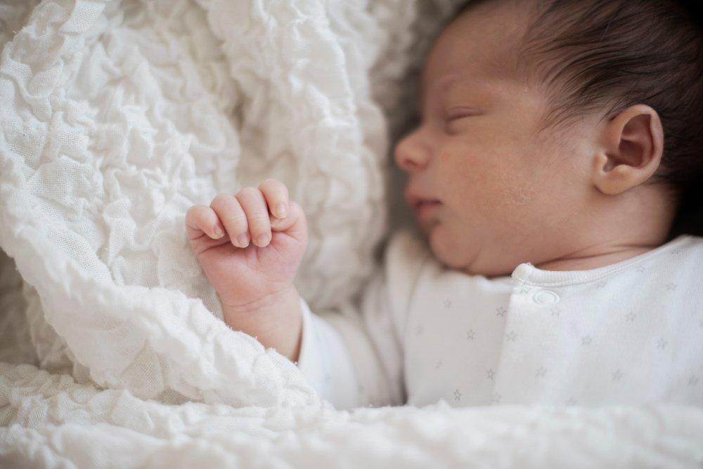 ilustrasi bayi baru lahir atau new born yang masih dalam fase periode emas pada tumbuh kembangnya