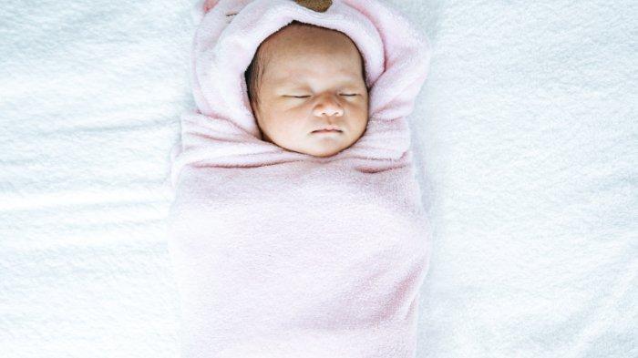 Ilustrasi membedong bayi, berikut sederet manfaat baiknya untuk kesehatan bayi