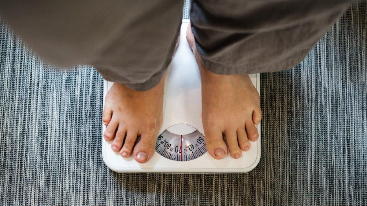 ilustrasi seseorang yang berusaha menjaga berat badan agar tetap ideal
