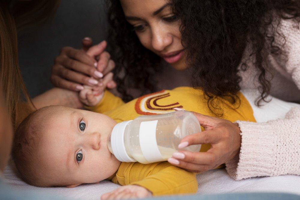 ilustrasi bayi yang minum susu formula, berikut ini tanda-tanda bayi yang tidak cocok minum susu formula