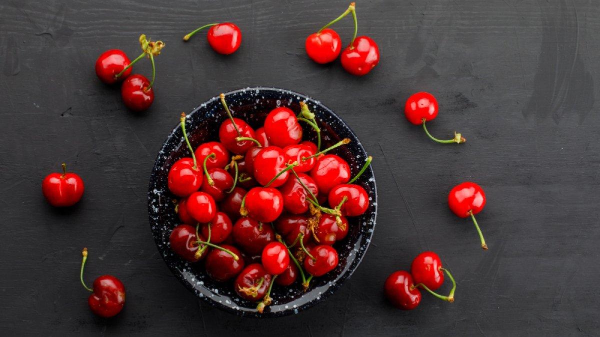 ilustrasi buah ceri, buah kecil kaya nutrisi dan bermanfaat untuk kesehatan