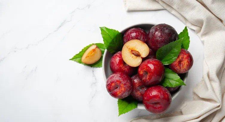 ilustrasi buah plum, cocok diberikan untuk menu MPASI