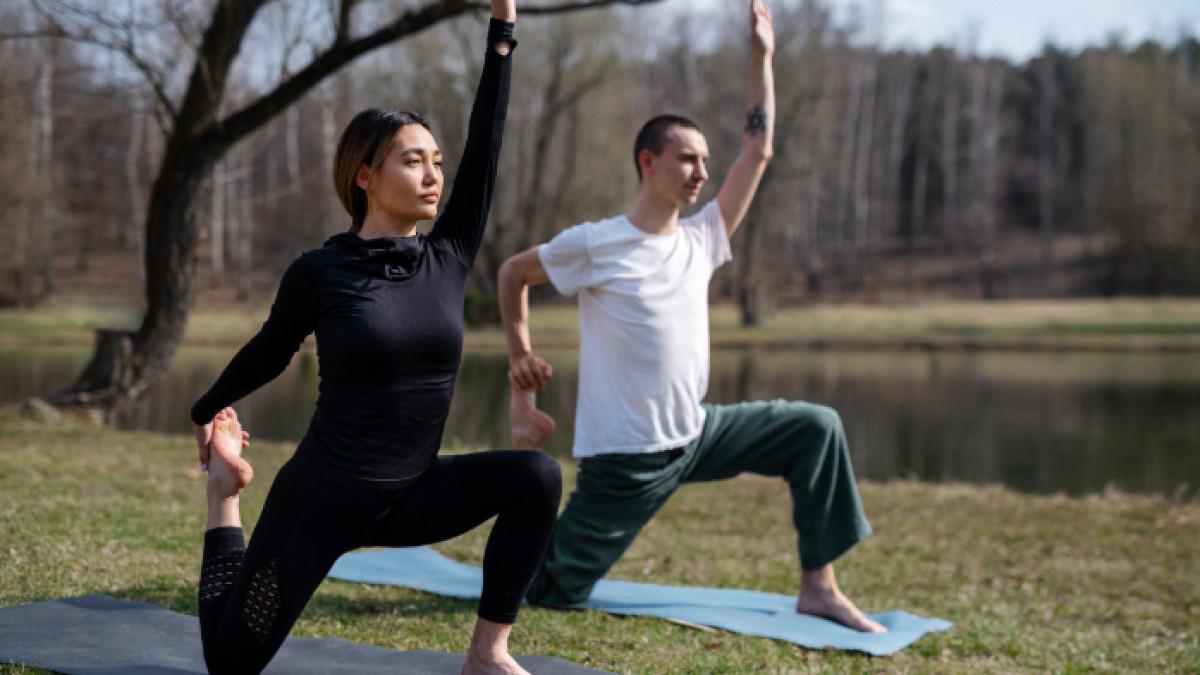 Ilustrasi couple prenatal yoga, berikut ini manfaat melakukan couple prenatal yoga