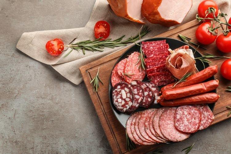 ilustrasi makanan dari daging olahan