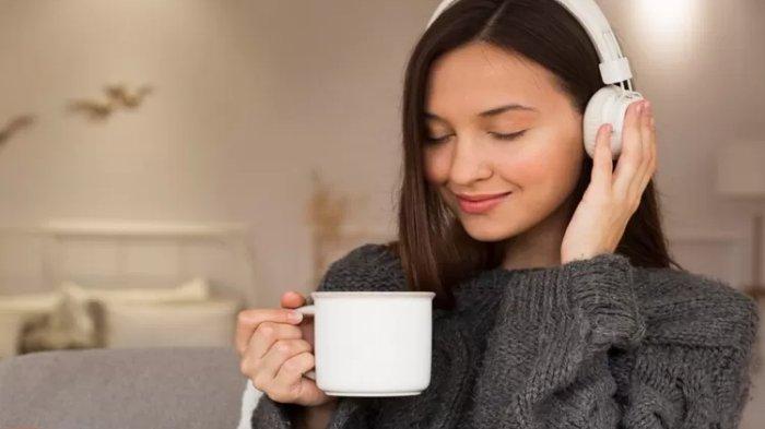 Ilustrasi mendengarkan musik sambil makan bisa mencegah makan berlebihan, berikut alasannya