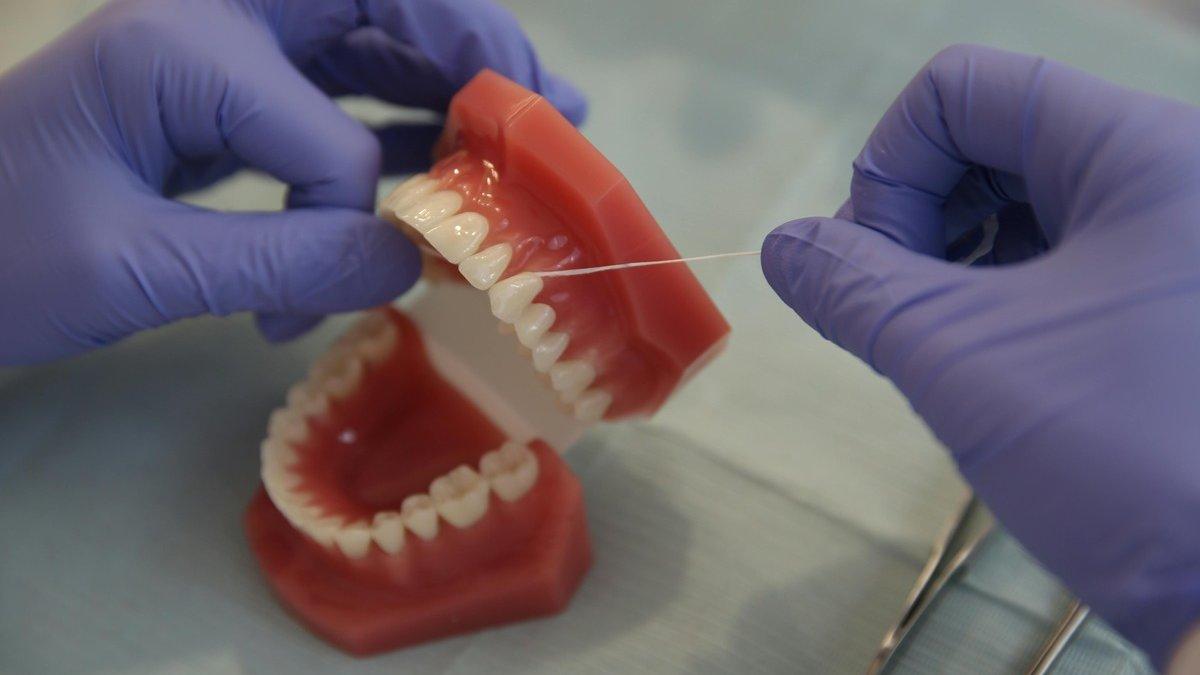 Dental Floss Boleh Digunakan Oleh Pengguna Gigi Palsu, Begini Tanggapan Dokter Gigi