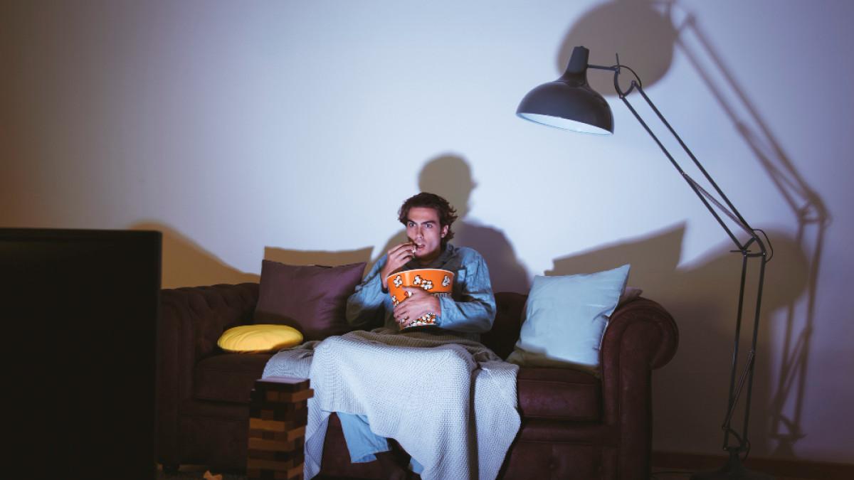 duduk menonton televisi