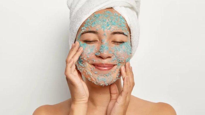 ilustrasi melakukan eksfoliasi, melakukan eksfoliasi berlebihan bisa merusak skin barrier, berikut penjelasan Dokter