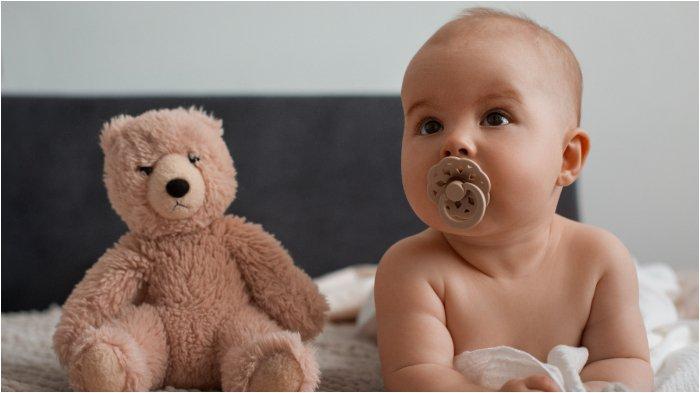 Ilustrasi bayi menggunakan empeng, berikut tips mudah agar si kecil berhenti menggunakan empeng