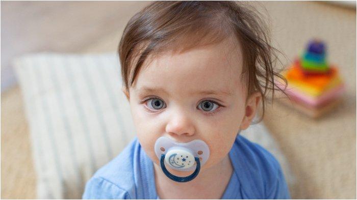 Ilustrasi bayi menggunakan empeng, berikut tips mudah agar si kecil berhenti menggunakan empeng