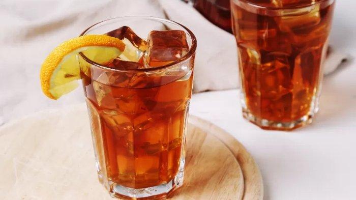 Ilustrasi konsumsi es teh, konsumsi minuman manis seperti es teh dapat memengaruhi kesehatan kulit