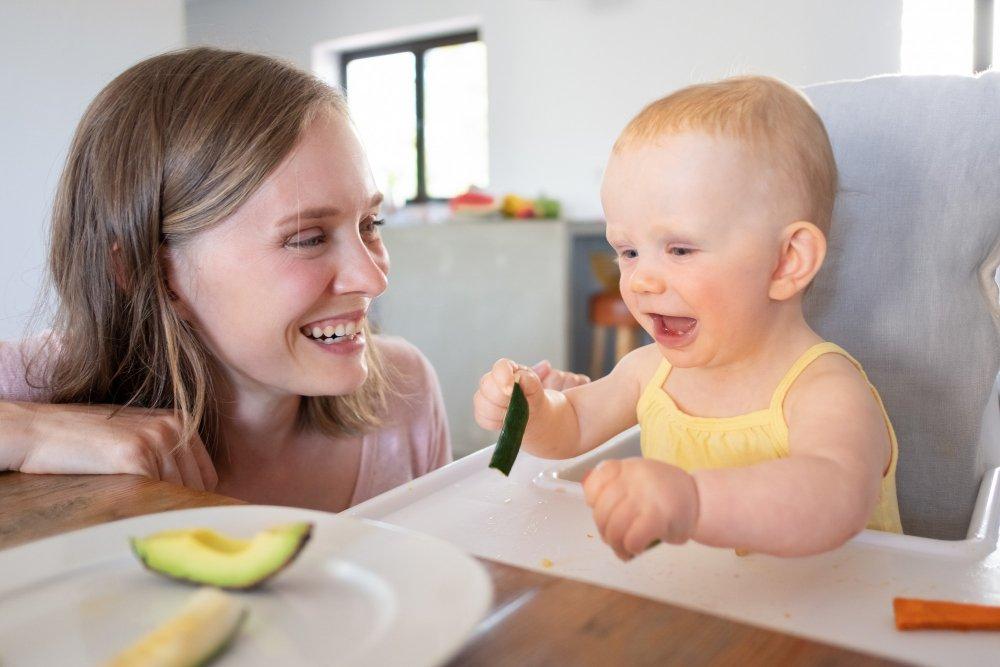 ilustrasi bayi konsumsi buah alpukat, menu MPASI yang bagus untuk si kecil