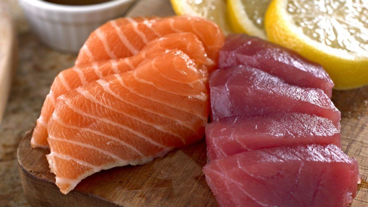 Ilustrasi ikan salmon dan tuna, cocok untuk menu MPASI