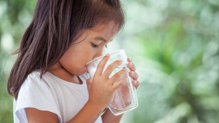 ilustrasi memberikan air putih pada anak untuk bantu redakan sakit perut