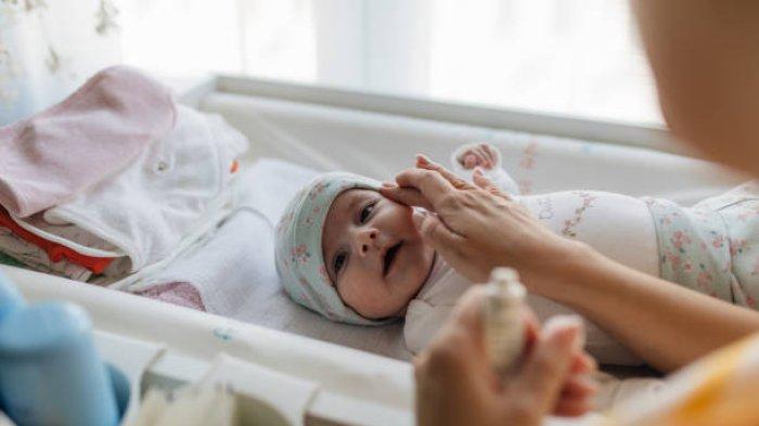 Ilustrasi bayi menggunakan sunscreen atau tabir surya untuk melindungi kulit