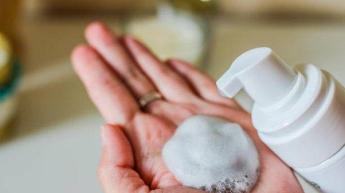 Facial Wash yang Mengandung Scrub Bisa Membuat Kulit Wajah Menjadi Sensitif, Begini Alasannya