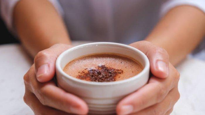 Ilustrasi minum cokelat panas, tergolong minuman tinggi kalori