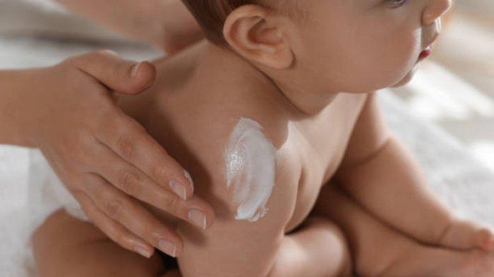 Ilustrasi penggunaan sunscreen pada bayi