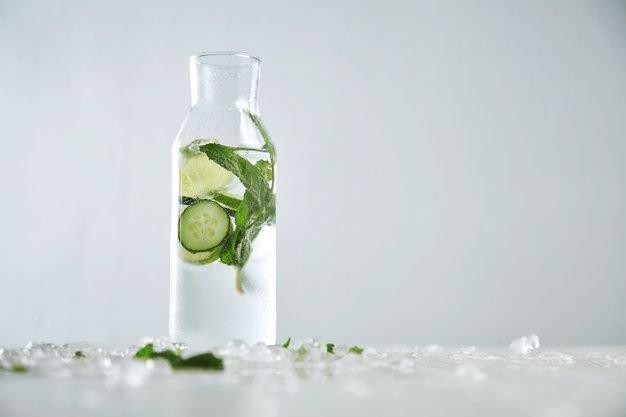 ilustrasi infused water timun dan daun mint yang membantu menghidrasi tubuh