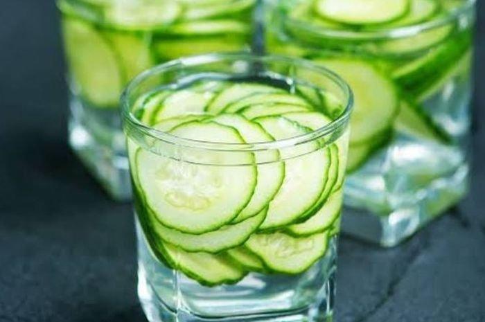 ilustrasi infused water mentimun yang bagus untuk tubuh