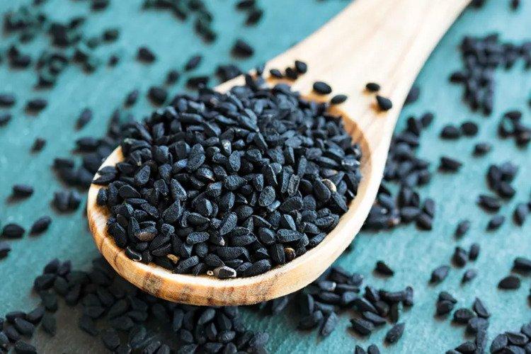Ilustrasi jintan hitam, air detoks yang dapat membakar lemak, membuang racun, dan meningkatkan metabolisme