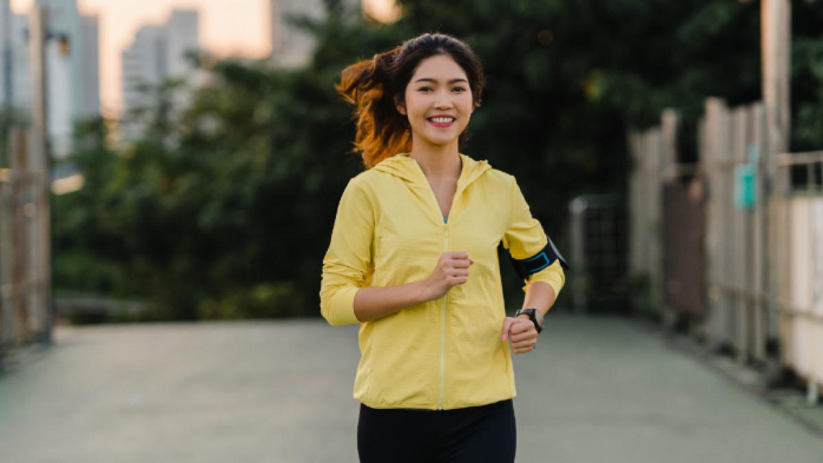 Ilustrasi seseorang yang jantungnya berdebar-debar saat berlari, berikut cara menurunkan detak jantung yang berdebar-debar saat berlari