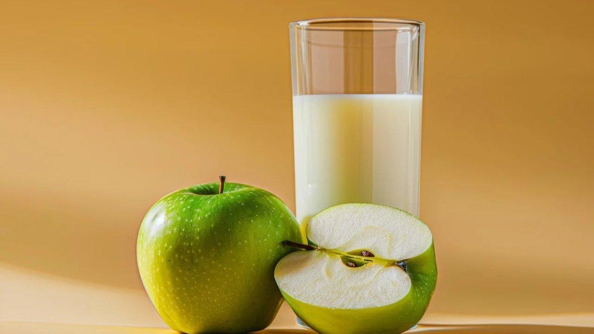 ilustrasi jus apel hijau yang bermanfaat untuk kesehatan ibu hamil dan janin