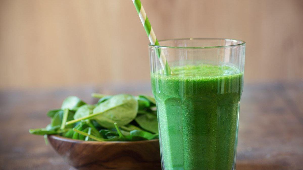 ilustrasi jus sayur bayam 