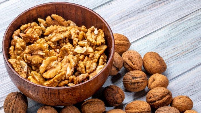 Ilustrasi kacang kenari, makanan yang dapat membantu meningkatkan penyerapan omega-3