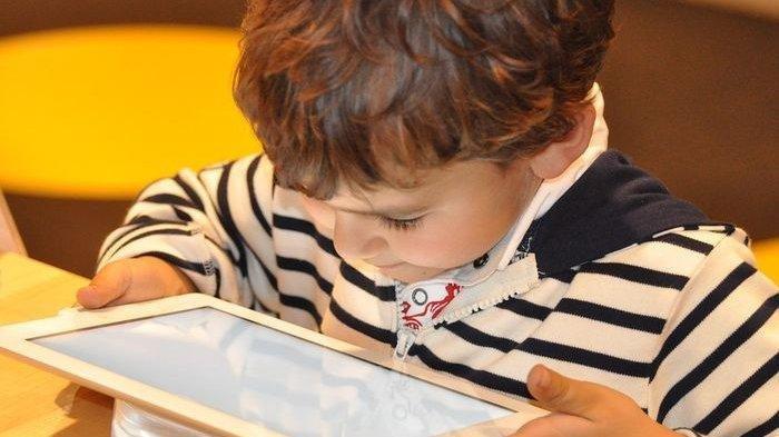 Risiko jika Anak Makan sambil Bermain Gadget, Dokter Sebut Gangguan Keterlambatan Bicara