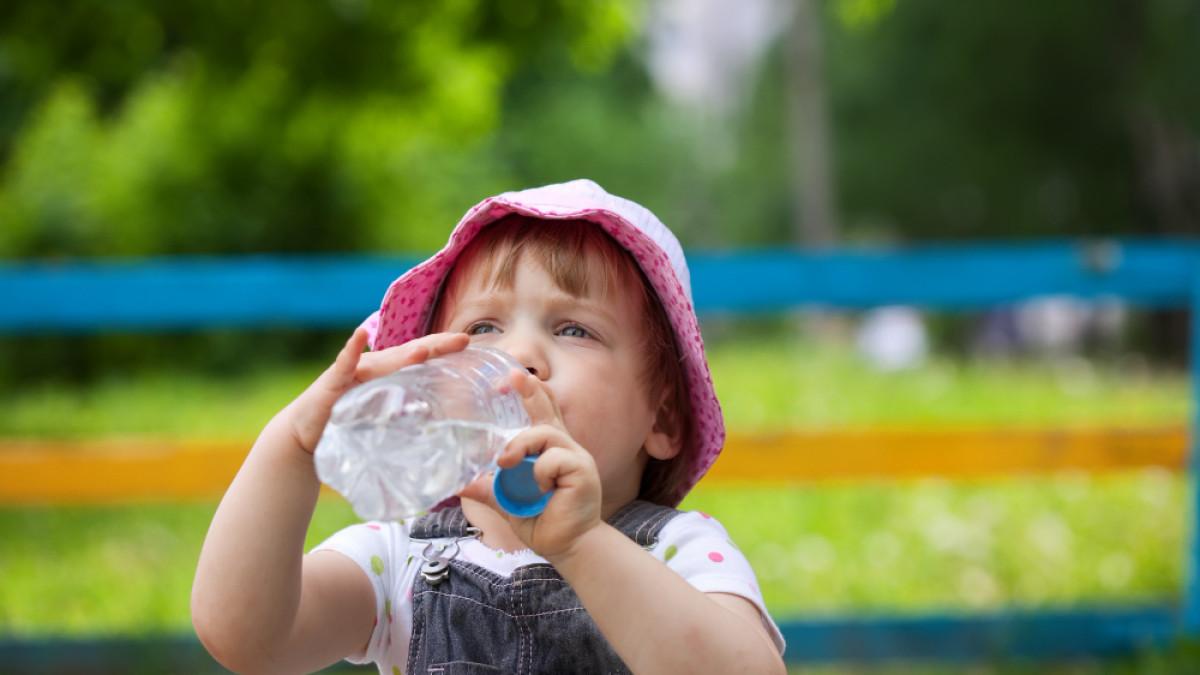 8 Tips Efektif Membiasakan Anak Rajin Minum Air Putih Sejak Dini